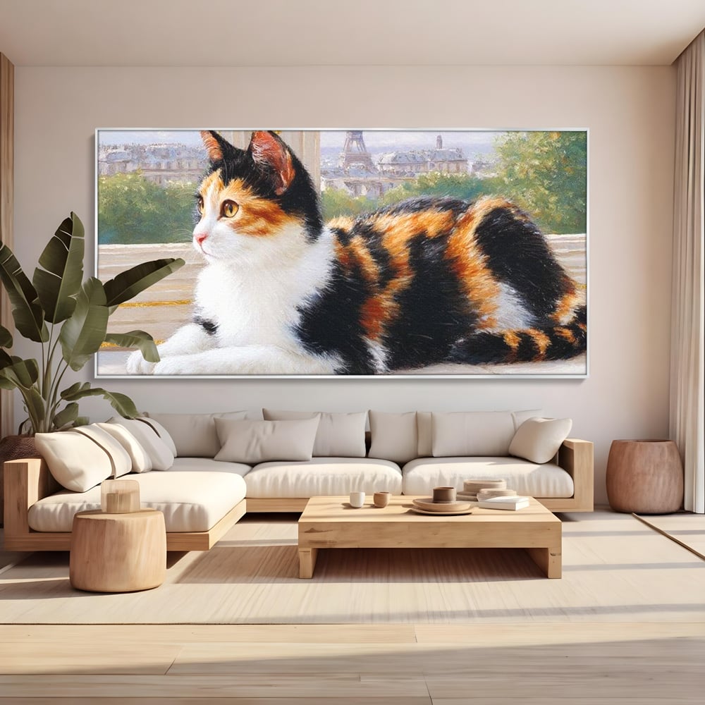 Tablou canvas cu pictura cu pisica calico si turnul eiffel, in rama de aluminiu argintiu, pe perete intr-un living